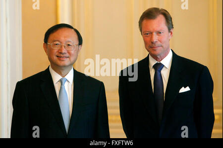 (160415)--Brüssel, 15. April 2016 (Xinhua)--Großherzog Henri von Luxemburg (R) trifft mit dem Besuch der chinesische Staat Hofrat Yang Jiechi in Luxemburg, 15. April 2016. (Xinhua/Wang Xiaojun) Stockfoto