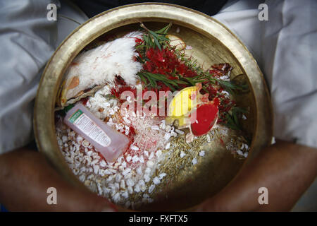 Kathmandu, Nepal. 15. April 2016. Ein Angebot wird während der Feierlichkeiten der Tokha Bisket Jatra in Kathmandu, Nepal auf Freitag, 15. April 2016 auf einem traditionellen Teller gesehen. © Skanda Gautam/ZUMA Draht/Alamy Live-Nachrichten Stockfoto