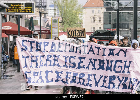 Berlin, Berlin, Deutschland. 15. April 2016. Demonstranten während einer Kundgebung gegen die EU - Türkei Migration Deal und für die Aufnahme von Flüchtlingen in Europa. Die Rallye findet unter dem Motto "Abschiebungen zu stoppen ''" Es gibt genug Platz für alle! "am Alexanderplatz. © Jan Scheunert/ZUMA Draht/Alamy Live-Nachrichten Stockfoto