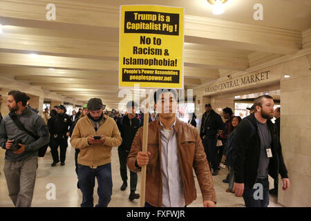 New York City, NY, USA. 14. April 2016. Demonstranten mit Anti-Trump Anzeichen durchgehen, Grand Central Station. Hunderte von Demonstranten protestierten republikanische Präsidentschaftskandidat Donald Trump in der Nähe von Grand Hyatt New York auf der 42nd Street und Lexington Avenue. Donald Trump wurde eingerichtet, um im Hotel für NY State Republican Gala, eine Spendenaktion hosting alle drei republikanische Kandidaten zu sprechen, das kostet $1.000 pro Platte. Die Proteste organisieren Gruppen einschließlich der muslimischen demokratischen Club of New York, United wir Traum Action und machen die Straße geholfen. Mehrere Festnahmen erfolgten auf den Protest und le Stockfoto