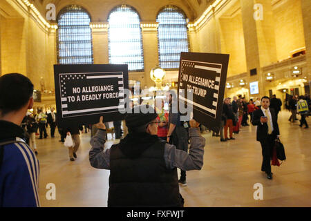 New York City, NY, USA. 14. April 2016. Demonstranten mit Anti-Trump Anzeichen durchgehen, Grand Central Station. Hunderte von Demonstranten protestierten republikanische Präsidentschaftskandidat Donald Trump in der Nähe von Grand Hyatt New York auf der 42nd Street und Lexington Avenue. Donald Trump wurde eingerichtet, um im Hotel für NY State Republican Gala, eine Spendenaktion hosting alle drei republikanische Kandidaten zu sprechen, das kostet $1.000 pro Platte. Die Proteste organisieren Gruppen einschließlich der muslimischen demokratischen Club of New York, United wir Traum Action und machen die Straße geholfen. Mehrere Festnahmen erfolgten auf den Protest und le Stockfoto