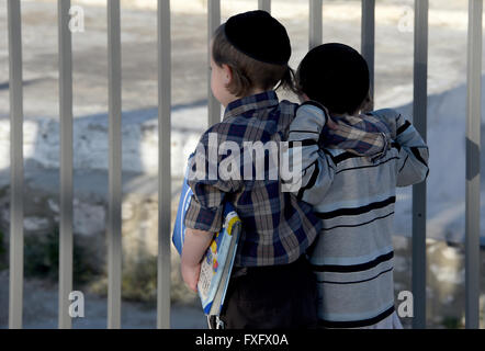 Jerusalem, Israel. 7. April 2016. Zwei Kinder der orthodoxen Juden in der alten Stadt von Jerusalem, Israel, 7. April 2016. Foto: Carsten Rehder/Dpa/Alamy Live News Stockfoto