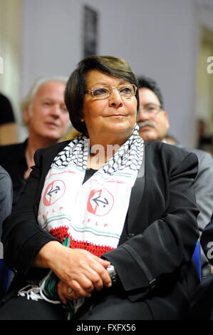 Wien, Österreich. 15. April 2016. Leila Khaled, die palästinensische Befreiung-Kämpfer und internationalen Symbol des antiimperialistischen Widerstands, besuchte Wien. Mit zwei Flugzeugentführungen innerhalb von weniger als zwei Jahren lenkte (1969 und 1970) Leila Khaled die Aufmerksamkeit der Welt auf der Palästina-Frage. Bildnachweis: Franz Perc/Alamy Live-Nachrichten Stockfoto