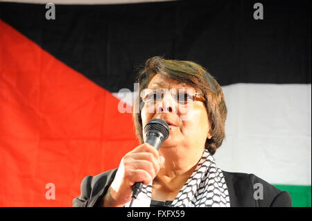 Wien, Österreich. 15. April 2016. Leila Khaled, die palästinensische Befreiung-Kämpfer und internationalen Symbol des antiimperialistischen Widerstands, besuchte Wien. Mit zwei Flugzeugentführungen innerhalb von weniger als zwei Jahren lenkte (1969 und 1970) Leila Khaled die Aufmerksamkeit der Welt auf der Palästina-Frage. Bildnachweis: Franz Perc/Alamy Live-Nachrichten Stockfoto