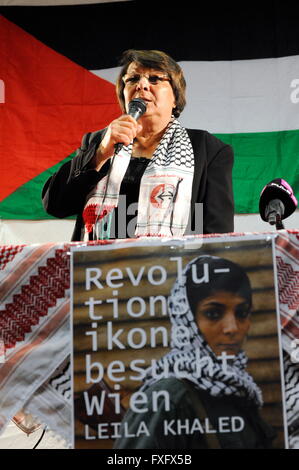 Wien, Österreich. 15. April 2016. Leila Khaled, die palästinensische Befreiung-Kämpfer und internationalen Symbol des antiimperialistischen Widerstands, besuchte Wien. Mit zwei Flugzeugentführungen innerhalb von weniger als zwei Jahren lenkte (1969 und 1970) Leila Khaled die Aufmerksamkeit der Welt auf der Palästina-Frage. Bildnachweis: Franz Perc/Alamy Live-Nachrichten Stockfoto