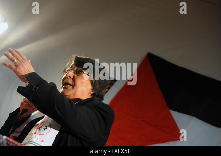 Wien, Österreich. 15. April 2016. Leila Khaled, die palästinensische Befreiung-Kämpfer und internationalen Symbol des antiimperialistischen Widerstands, besuchte Wien. Mit zwei Flugzeugentführungen innerhalb von weniger als zwei Jahren lenkte (1969 und 1970) Leila Khaled die Aufmerksamkeit der Welt auf der Palästina-Frage. Bildnachweis: Franz Perc/Alamy Live-Nachrichten Stockfoto