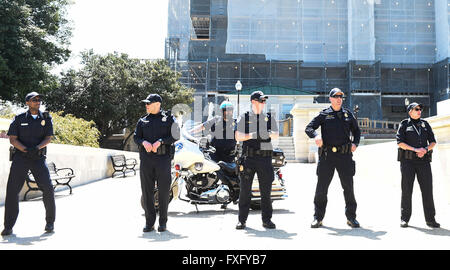 Washington, DC, USA. 15. April 2016. Polizei Stand guard während einer Kundgebung gegen Geld Politik in der Nähe von Capitol Hill in Washington, DC, USA, am 15. April 2016. Bildnachweis: Bao Dandan/Xinhua/Alamy Live-Nachrichten Stockfoto
