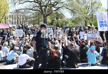 Washington, DC, USA. 15. April 2016. Menschen nehmen an einer Kundgebung gegen Geld Politik in der Nähe von Capitol Hill in Washington, DC, USA, am 15. April 2016 Teil. Bildnachweis: Bao Dandan/Xinhua/Alamy Live-Nachrichten Stockfoto