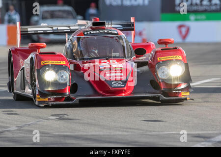 Long Beach, CA, USA. 15. April 2016. Long Beach, CA - 15. April 2016: The SpeedSource-Mazda-Rennen durch die Kurven im Toyota Grand Prix of Long Beach an Straßen von Long Beach in Long Beach, CA. Credit: Csm/Alamy Live-Nachrichten Stockfoto