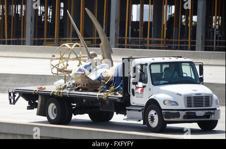 North Hollywood, Kalifornien, USA. 15. April 2016. Die weltweit größte Emmy Statuette als sie in ihr neues Zuhause an der Fernsehakademie North Hollywood Campus ihre einstündige Reise entlang der California Highway 101 von East Los Angeles macht. Fast zeigt ein Jahr in der Herstellung, der 18-Fuss hoch, 1750 Pfund goldene Emmy Replik die geflügelte Muse der Kunst halten Atom ein Elektron. In reinem Silizium-Bronze gegossen, sie akribisch 45 separate Handwerker entstand. © Gen Blevins/ZUMA Draht/Alamy Live-Nachrichten Stockfoto