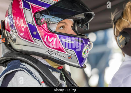 Long Beach, CA, USA. 15. April 2016. Long Beach, CA - 15. April 2016: Katherine Legge wartet zum Üben für die Toyota Grand Prix of Long Beach an Straßen von Long Beach in Long Beach, CA. Credit: Csm/Alamy Live-Nachrichten Stockfoto