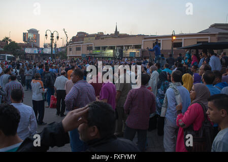 Kairo, Ägypten - 15. April 2016: Ein Protest gegen die Entscheidung vor der u-Bahn-Station Nasser Kontrolle über zwei strategische Rote Meer Inseln Saudi-Arabien übergeben. Bildnachweis: Kyoungjin Yoon/Alamy Live-Nachrichten Stockfoto