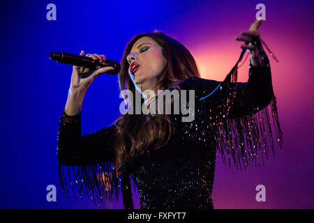 Porto, Portugal. 15. April 2016. Die Fado-Sängerin Ana Moura tritt während der Tour mit ihrem 6. Album von originalen, "Moura" in Porto Kolosseum. Bildnachweis: Diogo Baptista/Alamy Live-Nachrichten Stockfoto