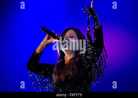 Porto, Portugal. 15. April 2016. Die Fado-Sängerin Ana Moura tritt während der Tour mit ihrem 6. Album von originalen, "Moura" in Porto Kolosseum. Bildnachweis: Diogo Baptista/Alamy Live-Nachrichten Stockfoto