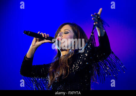 Porto, Portugal. 15. April 2016. Die Fado-Sängerin Ana Moura tritt während der Tour mit ihrem 6. Album von originalen, "Moura" in Porto Kolosseum. Bildnachweis: Diogo Baptista/Alamy Live-Nachrichten Stockfoto