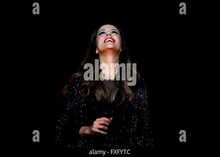 Porto, Portugal. 15. April 2016. Die Fado-Sängerin Ana Moura tritt während der Tour mit ihrem 6. Album von originalen, "Moura" in Porto Kolosseum. Bildnachweis: Diogo Baptista/Alamy Live-Nachrichten Stockfoto