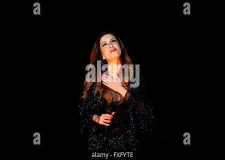 Porto, Portugal. 15. April 2016. Die Fado-Sängerin Ana Moura tritt während der Tour mit ihrem 6. Album von originalen, "Moura" in Porto Kolosseum. Bildnachweis: Diogo Baptista/Alamy Live-Nachrichten Stockfoto