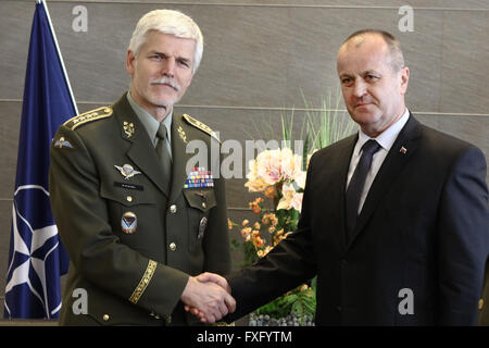 (160415) - BRATISLAVA, 15. April, 2016(Xinhua)--Slovak Defence Minister Peter Gajdos (R) schüttelt Hände mit NATO-Militär-Ausschuss-Chef Petr Pavel in Bratislava, Hauptstadt der Slowakei, 15. April 2016. (Xinhua/Andrej Klizan) Stockfoto