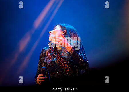 Porto, Portugal. 15. April 2016. Die Fado-Sängerin Ana Moura tritt während der Tour mit ihrem 6. Album von originalen, "Moura" in Porto Kolosseum. Bildnachweis: Diogo Baptista/Alamy Live-Nachrichten Stockfoto