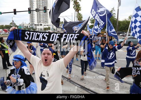 Tampa, Florida, USA. 15. April 2016. Sticks von Feuer Mitglieder nähern Amalie Arena vor der ersten Periode des Freitag Spiel zwischen den Tampa Bay Lightning und die Detroit Red Wings für Spiel zwei der ersten Runde von der Stanley Cup Playoffs und Amalie Arena. Bildnachweis: Douglas R. Clifford/Tampa Bay Times / ZUMA Draht/Alamy Live News Stockfoto