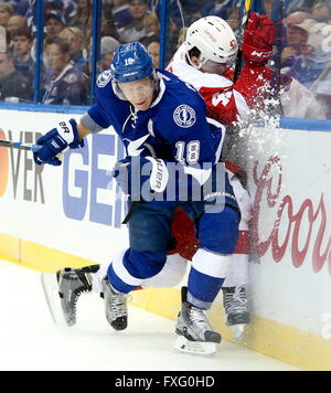 Tampa, Florida, USA. 15. April 2016. Tampa Bay Lightning linker Flügel ONDREJ PALAT (18) arbeitet um zu überprüfen, Detroit Red Wings-Verteidiger ALEXEI MARCHENKO (47) in die Bretter während der ersten Periode Aktion Spiel zwei der Stanley Cup Playoffs Amalie Arena. Bildnachweis: Dirk Shadd/Tampa Bay Times / ZUMA Draht/Alamy Live News Stockfoto