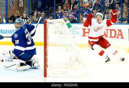 Tampa, Florida, USA. 15. April 2016. Tampa Bay Lightning Torwart bekommt BEN Bischof (30) schlagen Detroit Red Wings DYLAN LARKIN (71) Center feiert sein Tor während der zweiten Periode Aktion Spiel zwei der Stanley Cup Playoffs Amalie Arena. Bildnachweis: Dirk Shadd/Tampa Bay Times / ZUMA Draht/Alamy Live News Stockfoto