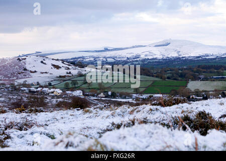 Moel Famau und die Clwydian Hügel Bereich im Winter Schnee mit der kleinen ländlichen Dorf Rhes-y-Cae im Vordergrund von halkyn Mountian, Flinthsire, Wales, Großbritannien Stockfoto