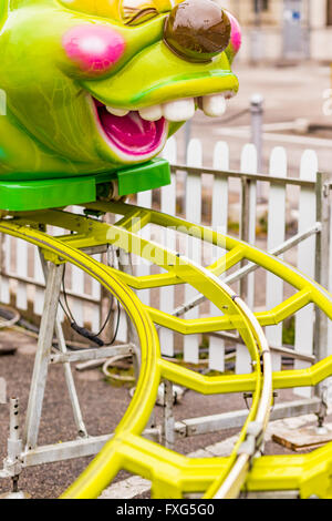 Achterbahn mit grünen Raupe-förmigen Zug Stockfoto