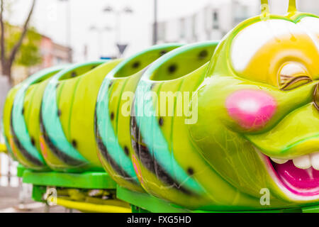 Achterbahn mit grünen Raupe-förmigen Zug Stockfoto