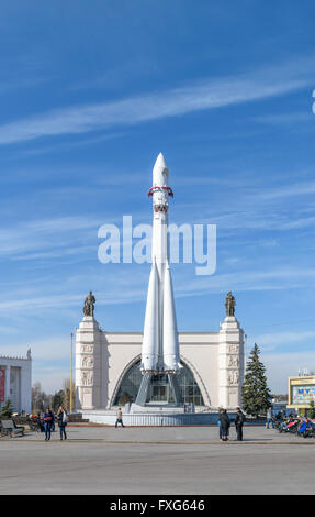 Moskau, Russland - 29. März 2016: Modell Rakete Gagarin in der Nähe des Pavillons "Raum" in The VDNH Stockfoto