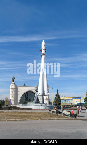 Moskau, Russland - 29. März 2016: Modell Rakete Gagarin in der Nähe des Pavillons "Raum" in The VDNH Stockfoto