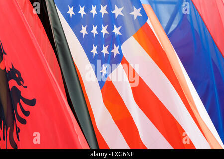 Flagge der Vereinigten Staaten von Amerika, umgeben von einer Reihe von anderen Nationalflaggen Stockfoto
