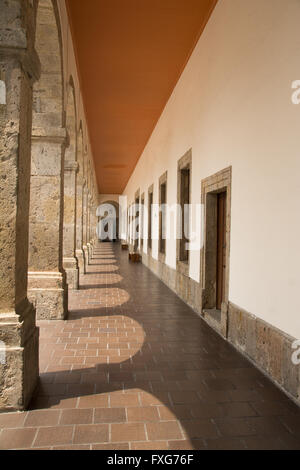 Schatten in den Arkaden ein altes Gebäude, Museum Instituto Cultural de Cabanas Guadalajara, Mexiko. Stockfoto