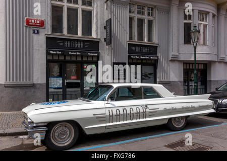 Cadillac in einer Bar Hangar, Music Club, Altstadt, das jüdische Viertel, Josefov, Prag, Tschechische Republik Stockfoto