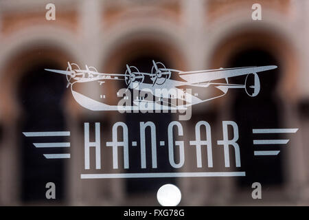 Prager Bar Hangarsign Music Club, Altstadt, Fenster der spanischen Synagoge Spiegelbild im Glas, im jüdischen Viertel, in der Josefinov, Prag, Tschechien Stockfoto