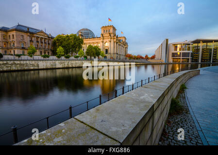 Spree entlang und das Reichstagsgebäude, Sitz des Deutschen Bundestages, Morgenlicht, Berlin, Deutschland Stockfoto