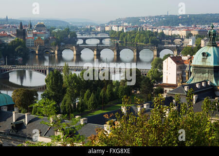 Blick vom Hügel Letná über die Vltava (Moldau) Brücken in die historische Altstadt mit Brückenturm, Prag, Tschechische Republik Stockfoto