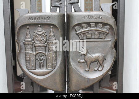 Wappen mit den Symbolen der Stadt Festung--Magilev, Luchs hinter der Wand--Gomel Tor in Erinnerung an den Krieg Stockfoto