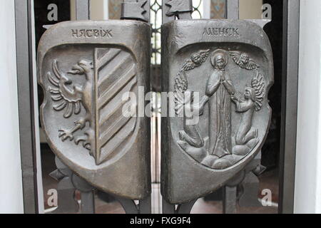 Wappen mit den Symbolen der Stadt auf Adler--Nyasvij, beten Mutter Mary--Minsk am Tor des Friedhofs, 23.September, Minsk, Belarus Stockfoto
