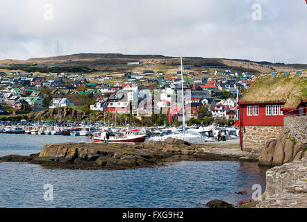 Bunte Häuser und kleine Boote im Hafen, Tinganes, Tórshavn, Tórshavn, Färöer Inseln, Føroyar, Dänemark Stockfoto