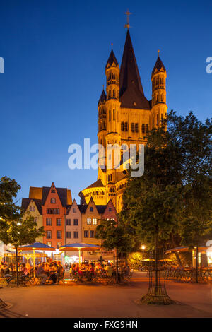 Häuser auf dem Fischmarkt Quadrat mit groß St. Martin-Kirche in der Abenddämmerung, Köln, Nordrhein-Westfalen, Deutschland Stockfoto