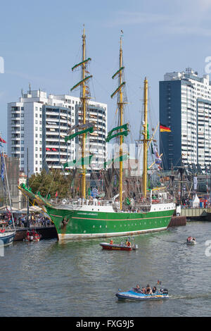 Gastfreundschaft Schiff Alexander von Humboldt II im Hafen Neuer Hafen mit Columbus Center beim Festival Sail 2015 Stockfoto