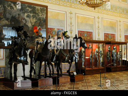 Die Eremitage. Der Rittersaal. Ritter in Rüstung auf dem Pferderücken. 16. Jahrhundert. Sankt Petersburg. Russland. Stockfoto