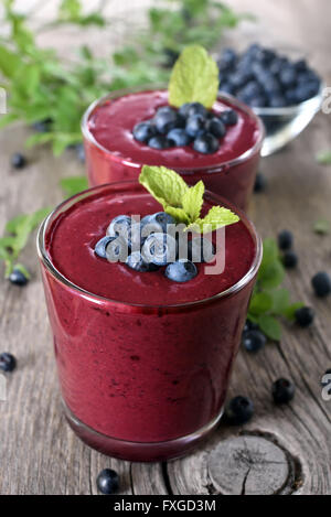 Leckere Blueberry Smoothie dekoriert, Minze und frischen Beeren im Glas Stockfoto