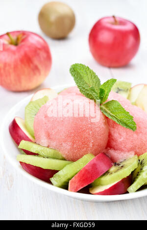 Wassermelone-Sorbet und Früchten in Schüssel, Nahaufnahme Stockfoto