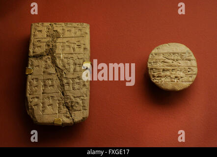 Sumer. Mesopotamien. Rechts: Schule Tablet. Sumerische Wörter. Die Übung wurde wahrscheinlich von einem Lehrer korrigiert. Links: Schule mathematische Tablette. Die Eremitage. Sankt Petersburg. Russland. Stockfoto