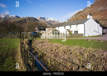 17. Jahrhundert Bauernhof in Great Langdale, Nationalpark Lake District, Cumbria, England, UK Stockfoto