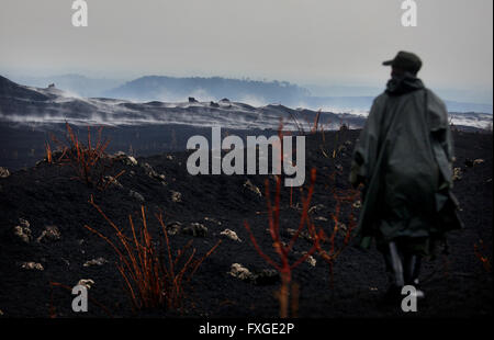 Ranger der Virunga-Nationalpark in der Demokratischen Republik Kongo führen eine Tour zu den neu ausbrechenden Vulkan Nyamulagira. Stockfoto