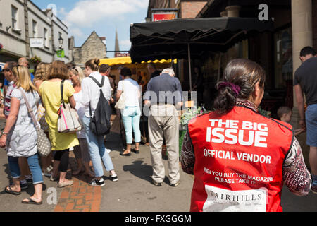 Der Big Issue Verkäufer in der Straße von Stroud, Gloucestershire, UK Stockfoto