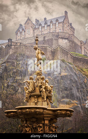 Bild von einem goldenen Brunnen in Princess Street Gardens, Edinburgh. Oben ist Edinburgh Castle. Stockfoto